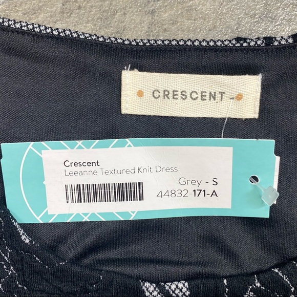 Crescent Leanne Textured Floral Knit Dress - Picture 5 of 10